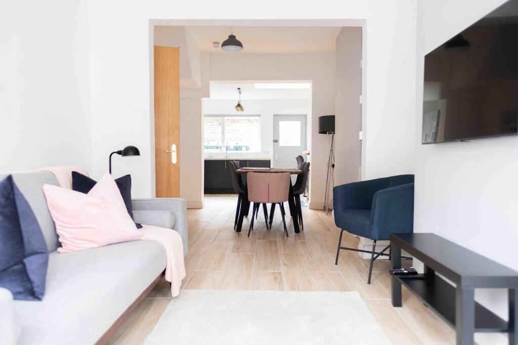 Charming 3 Bedroom Townhouse Apartment *